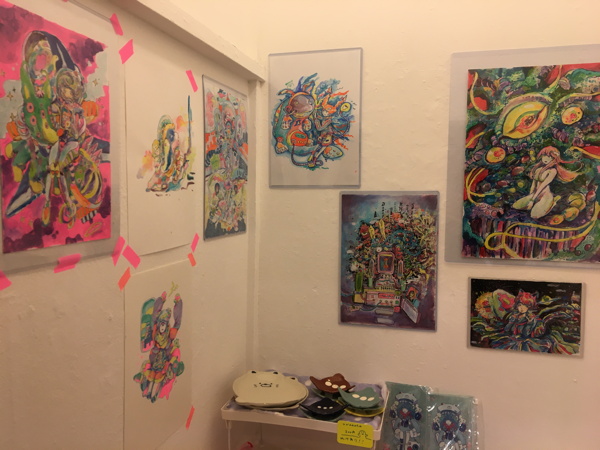 2019年12月上旬に開催された注目のブランド・かにのうちだゆうき氏と親交あるお絵かき作家もにゅ氏のふたりによる「ゆめかわ」展示会「もにゅとヘンテコそふび展覧会」へ行ってきた!